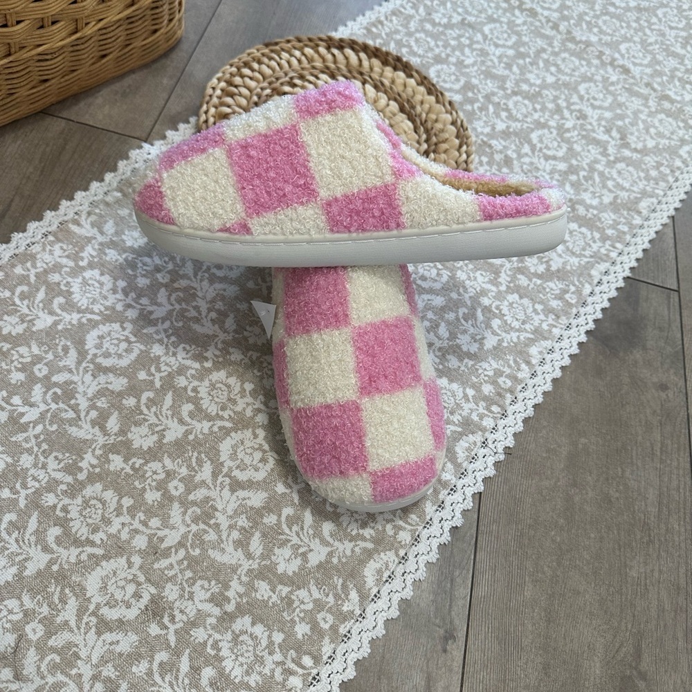 New Boutique Women’s Sherpa Checkered Slippers Slip Resistant Slip On Large 9-10 - Picture 9 of 16